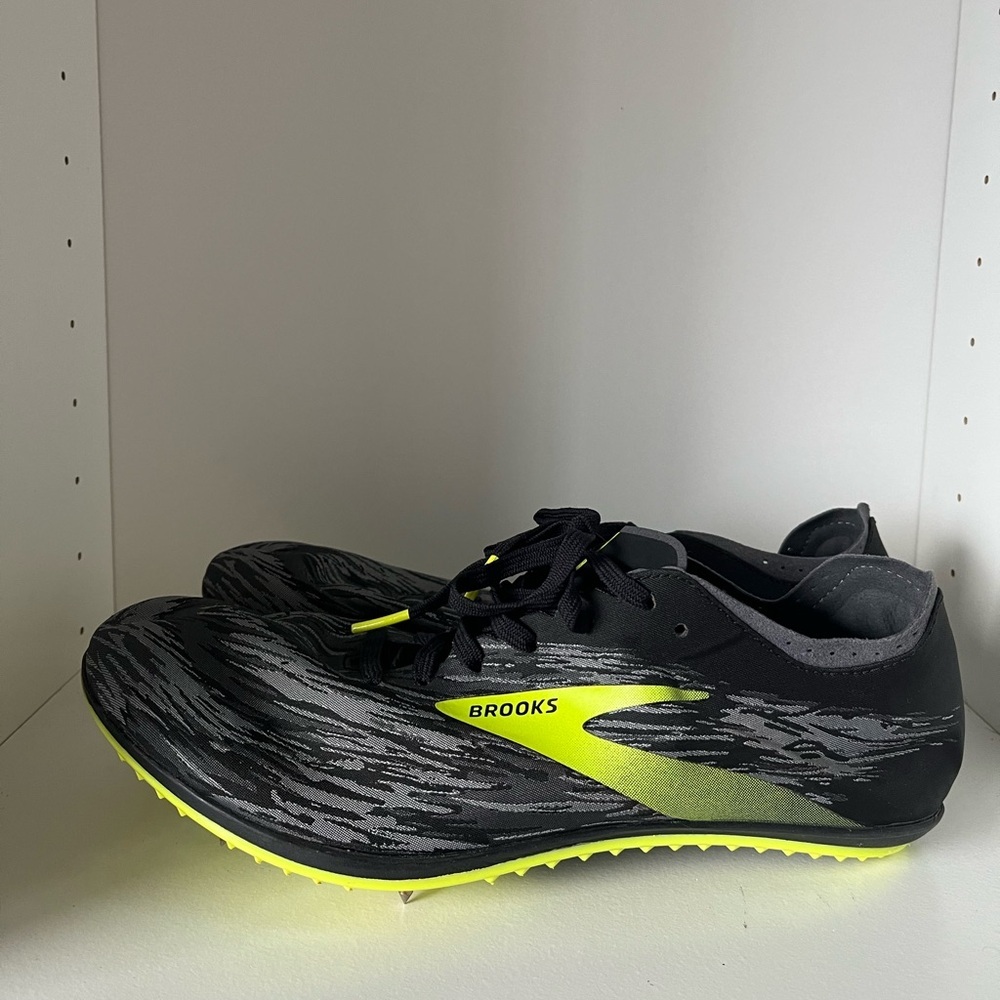 Brooks ELMN8 v5 unisex track spikes size 8